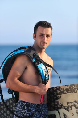 sunset beach adlı bir genç kitsurf adam portresi