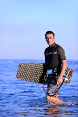 sunset beach adlı bir genç kitsurf adam portresi