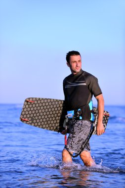 sunset beach adlı bir genç kitsurf adam portresi