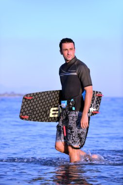 sunset beach adlı bir genç kitsurf adam portresi