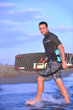 sunset beach adlı bir genç kitsurf adam portresi