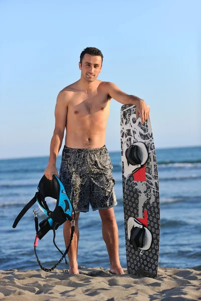 一个年轻的 kitsurf 人在海滩的日落的肖像 — 图库照片