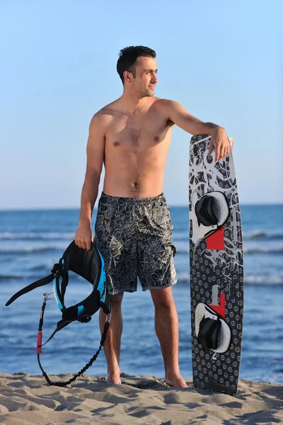 Portrét mladé kitsurf muže na západ slunce na pláži — Stock fotografie