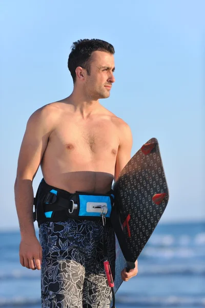 一个年轻的 kitsurf 人在海滩的日落的肖像 — 图库照片