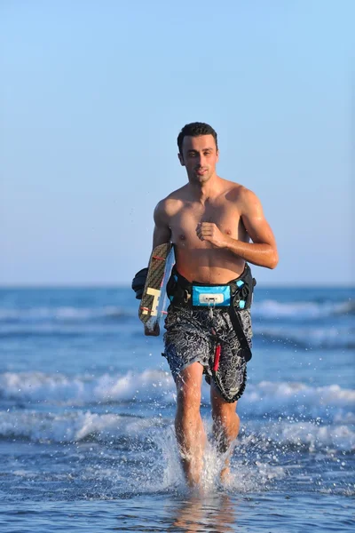 Portrét mladé kitsurf muže na západ slunce na pláži — Stock fotografie