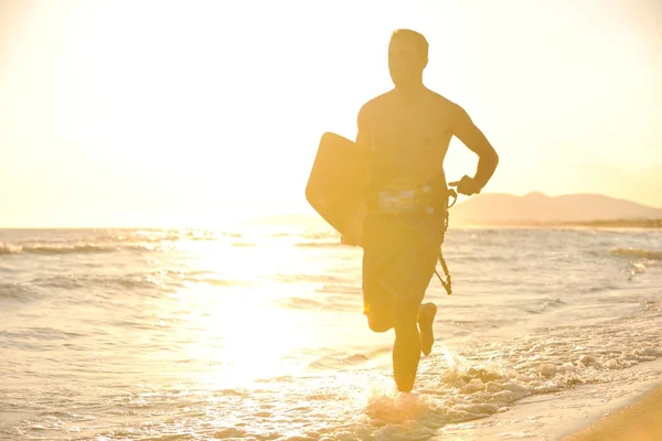 Portrett av en ung kitsurfemann på stranden ved solnedgang – stockfoto