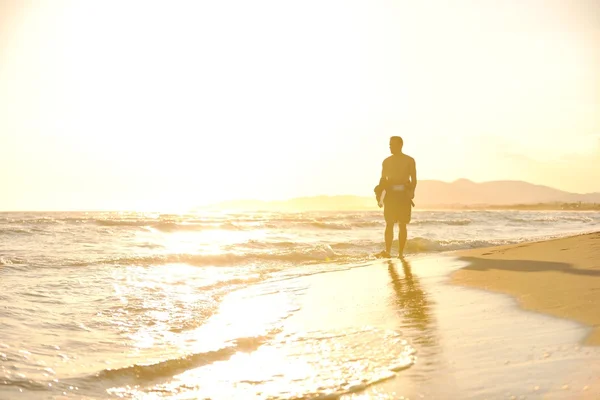 Портрет молодого хлопця на пляжі на заході сонця — стокове фото