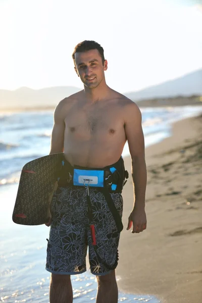 Retrato de un joven kitsurf en la playa al atardecer —  Fotos de Stock