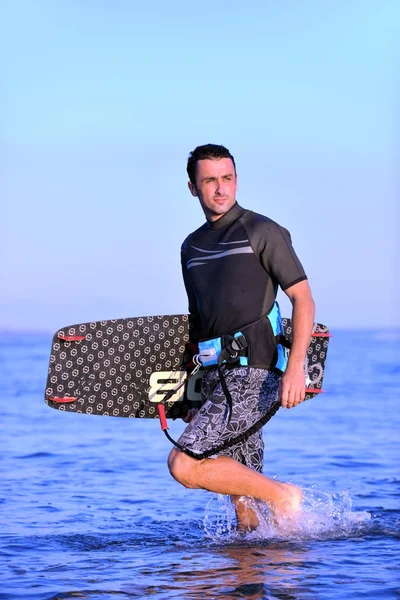 Ritratto di un giovane kitsurfista in spiaggia al tramonto — Foto Stock