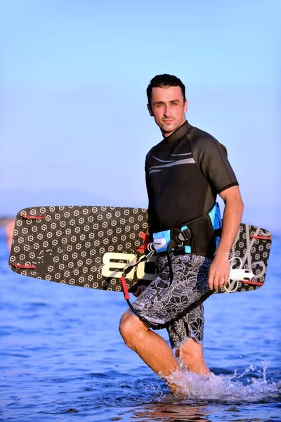 Porträt eines jungen Kitsurfers am Strand bei Sonnenuntergang — Stockfoto
