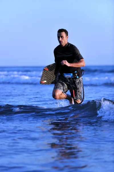 サンセット ビーチで若い kitsurf 男の肖像 — ストック写真