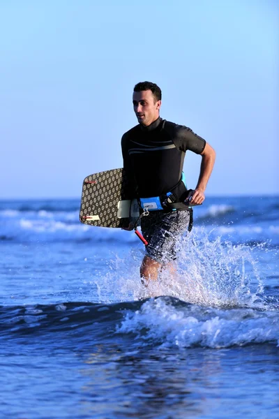 Sunset beach adlı bir genç kitsurf adam portresi — Stok fotoğraf
