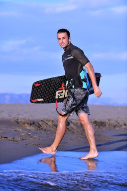 sunset beach adlı bir genç kitsurf adam portresi