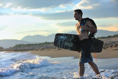 sunset beach adlı bir genç kitsurf adam portresi