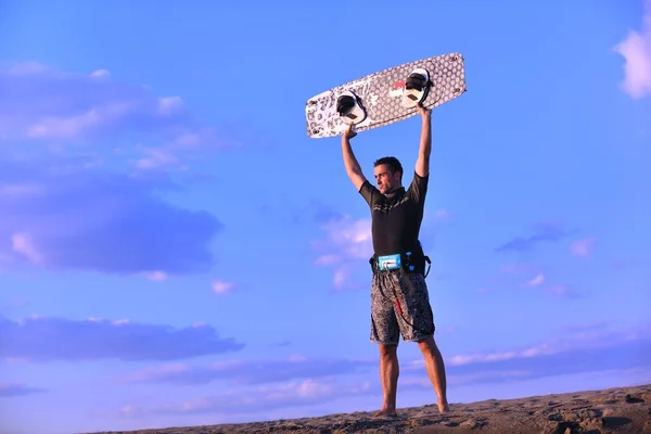 Портрет молодого кайтсерфингиста на пляже на закате — стоковое фото
