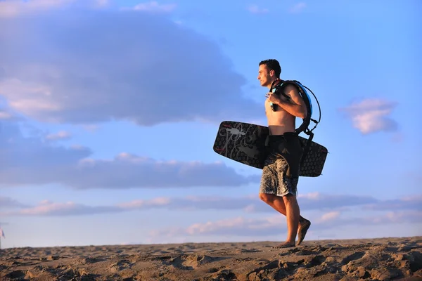 Retrato de un joven kitsurf en la playa al atardecer —  Fotos de Stock
