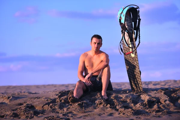 Portret mężczyzny młodych kitsurf na plaży przy zachodzie słońca — Zdjęcie stockowe