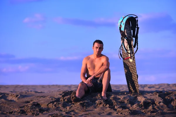 サンセット ビーチで若い kitsurf 男の肖像 — ストック写真