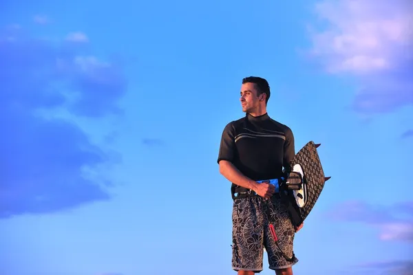 Retrato de um jovem kitsurf na praia ao pôr-do-sol — Fotografia de Stock