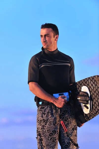 Portret mężczyzny młodych kitsurf na plaży przy zachodzie słońca — Zdjęcie stockowe