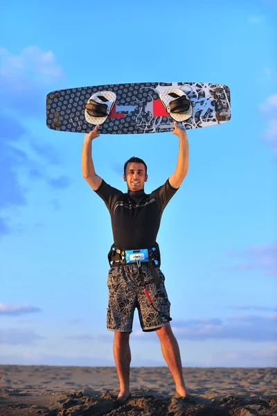 Retrato de un joven kitsurf en la playa al atardecer — Foto de Stock