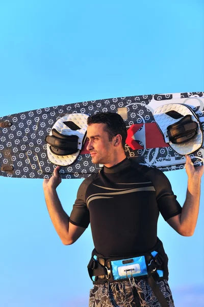 Retrato de um jovem kitsurf na praia ao pôr-do-sol — Fotografia de Stock