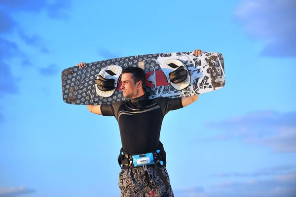 Portrait d'un jeune kitsurf à la plage au coucher du soleil — Photo