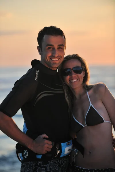 サンセット ビーチでポーズのカップルをサーフィンします。 — ストック写真