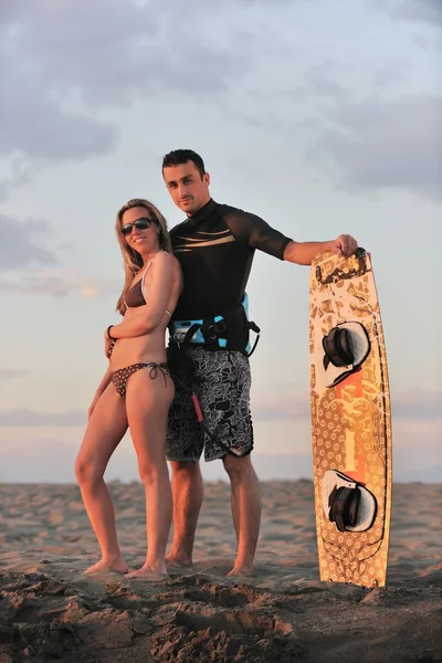 サンセット ビーチでポーズのカップルをサーフィンします。 — ストック写真