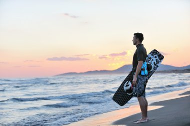 sunset beach adlı bir genç kitsurf adam portresi