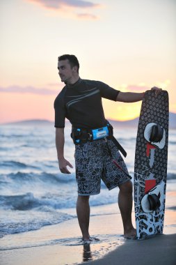 sunset beach adlı bir genç kitsurf adam portresi