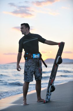 sunset beach adlı bir genç kitsurf adam portresi