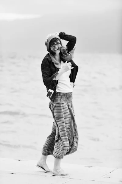 Belle jeune femme sur la plage avec écharpe — Photo