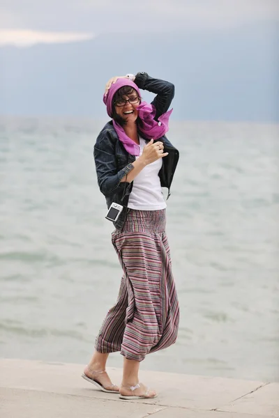 Piękna młoda kobieta na plaży z szalikiem — Zdjęcie stockowe