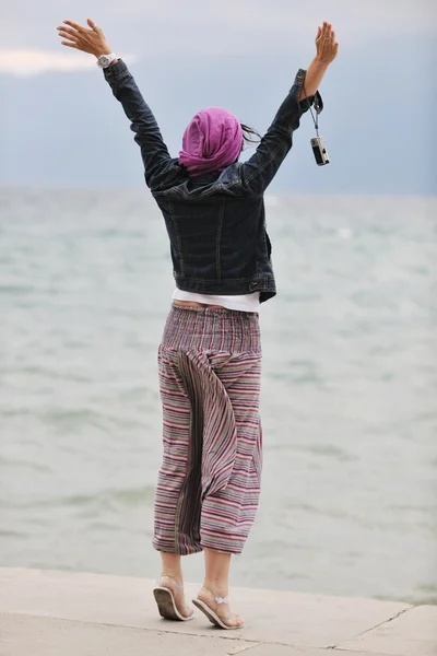 Krásná mladá žena na pláži s šátkem — Stock fotografie
