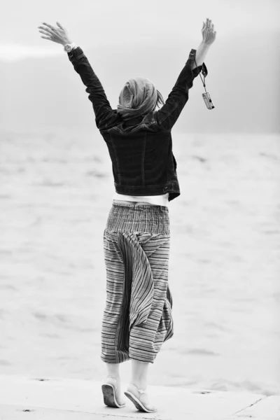 Красива молода жінка на пляжі з шарфом — стокове фото