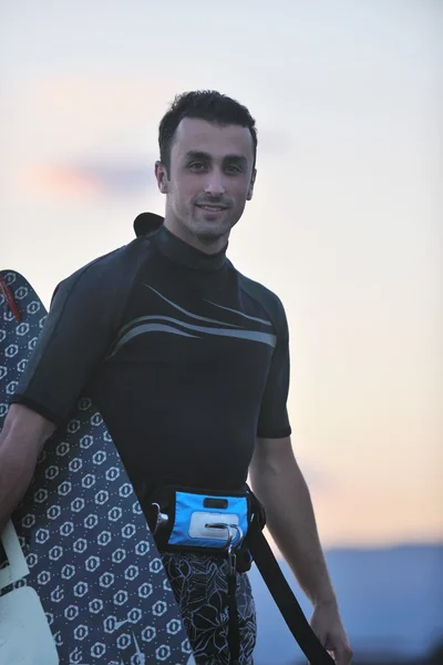 Portretul unui tânăr kitsurf pe plajă la apusul soarelui — Fotografie, imagine de stoc