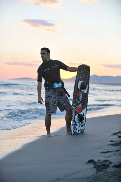 Portrait d'un jeune kitsurf à la plage au coucher du soleil — Photo