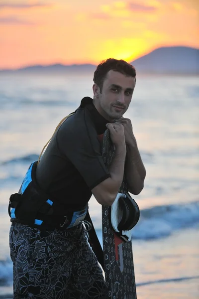 Ritratto di un giovane kitsurfista in spiaggia al tramonto — Foto Stock