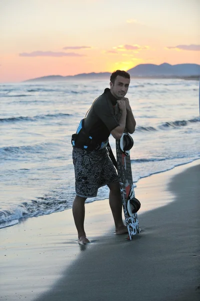 Портрет молодого хлопця на пляжі на заході сонця — стокове фото