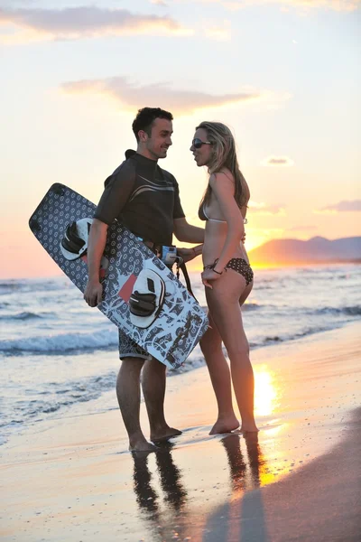 Surfer-Paar posiert am Strand bei Sonnenuntergang — Stockfoto