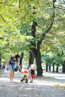 mutlu çocuk ve anne park eğlenmek