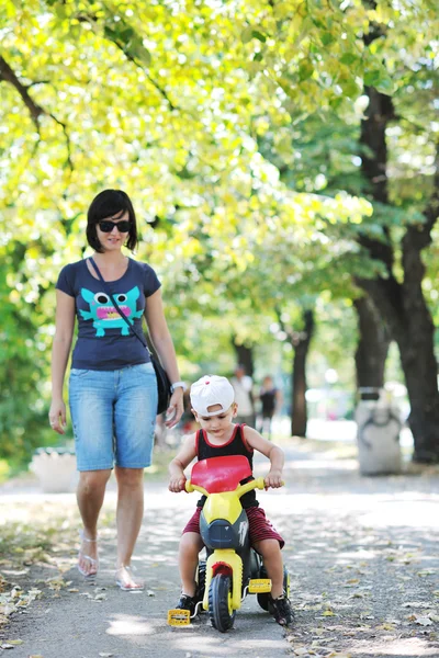 Щасливі діти і мама розважаються в парку — стокове фото
