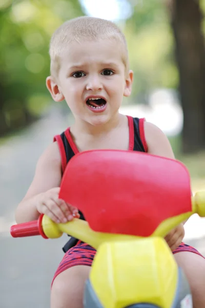 Kinderen in park rijden cyclus in het park — Stockfoto