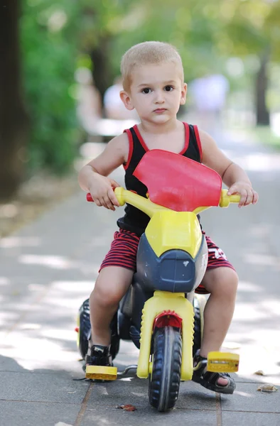 Bambini nel parco pedalare ciclo al parco — Foto Stock