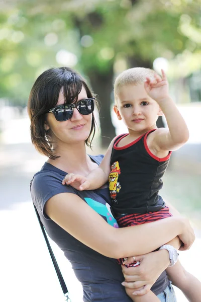 幸せな子供とママ公園で楽しい時を過す — ストック写真