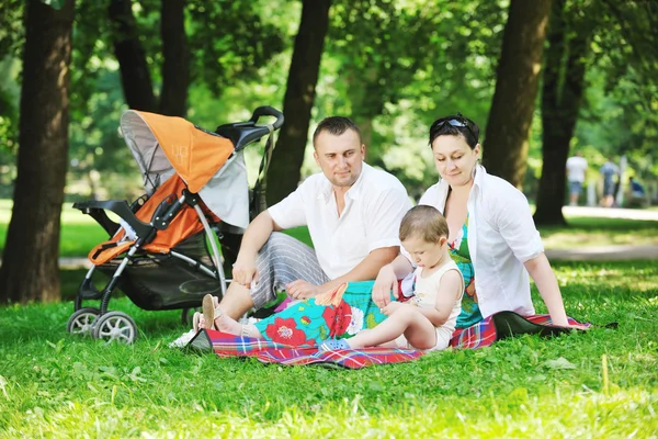 Familie im Park entspannen und Spaß haben — Stockfoto