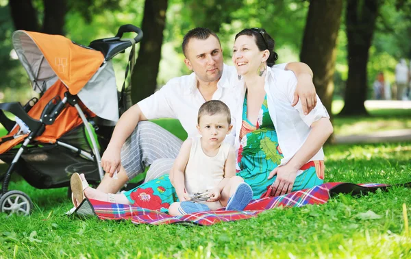 Familie op park ontspannen en plezier hebben — Stockfoto