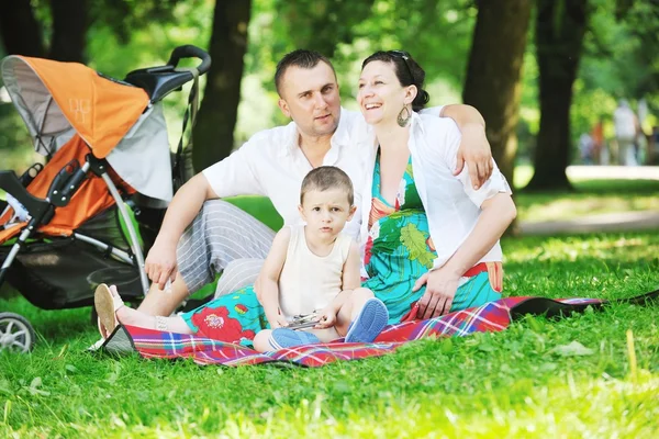 Familie im Park entspannen und Spaß haben — Stockfoto