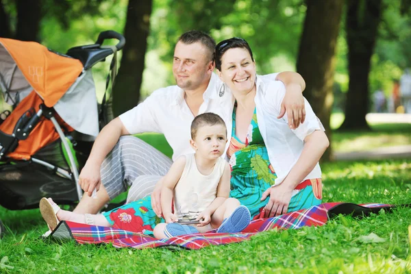 Familia en el parque relajante y divertirse — Foto de Stock